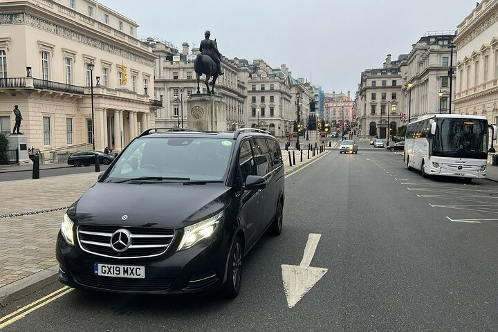 Heathrow Airport to/from London - Private with Meet & Greet - Photo 1 of 13